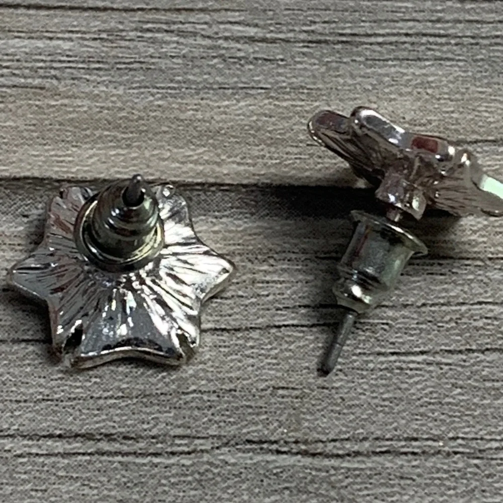 Silver Tone Green Enamel Starburst Stud Earrings Clear Rhinestone Center 3807